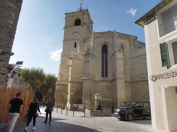 La basilique de l'Isle sur la Sorgue en Provence près du Luberon
