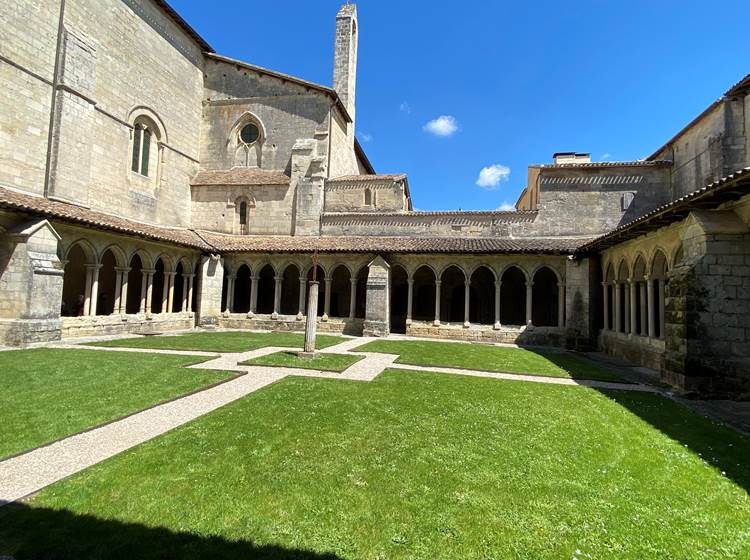 Cloitre-église-collégiale-saint-emilion-nouvelle-aquitaine