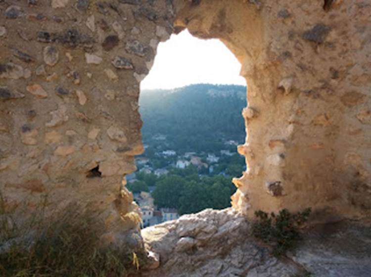 Vue du château de Fontaine de vaucluse Provence
