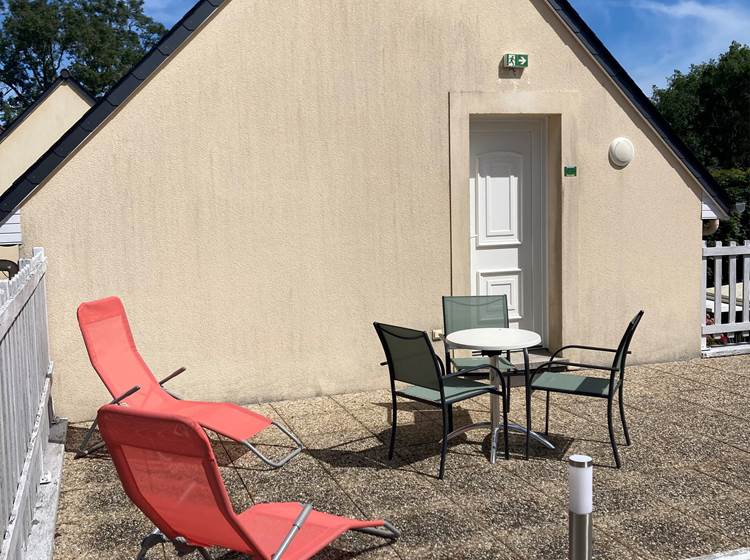 le-sherman-chambre-avec-terrasse-bain-de-soleil-table-et-chaise-de-jardin-calme-verdure-parking