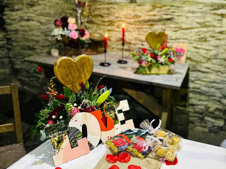 décorations de saint-valentin au château féodal de la roche-en-ardenne