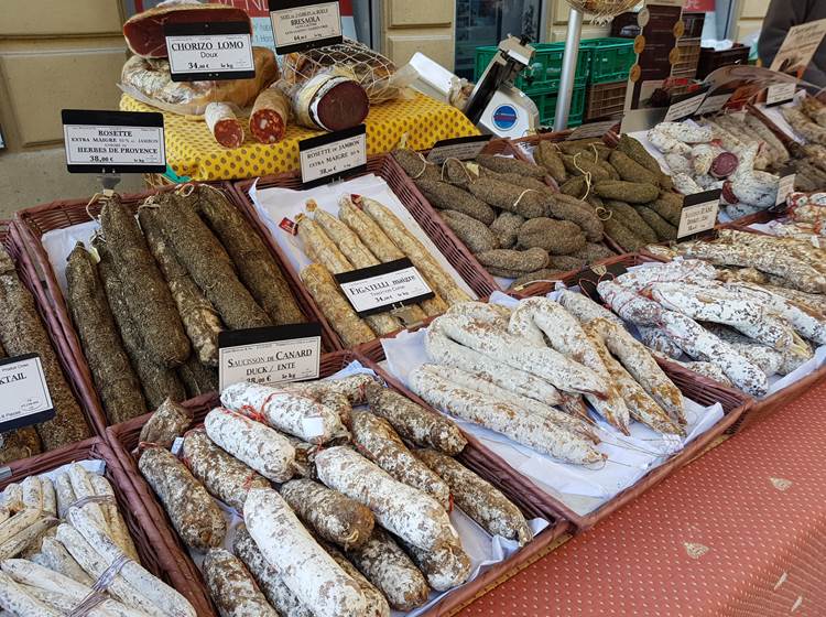 Le marché provençal d'Apt - saucissons artisanaux délicieux
