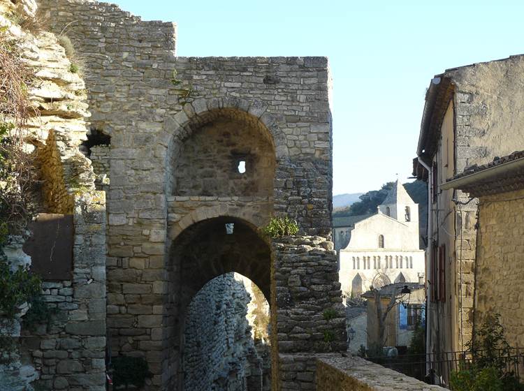 Arches et église romane dans le village de Saignon en Provence, Luberon