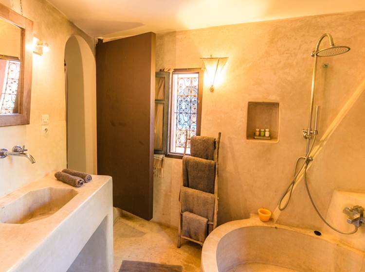 riad Baoussala essaouira - suite Sahara - salle de bain et baignoire ronde en tadelak