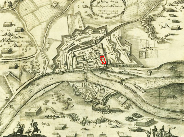 Lors du siège de 1621, l'emplacement de l'Hôtel du Commerce se situe près de murailles sud de la cité, entre les portes des Carmes et du Moustier