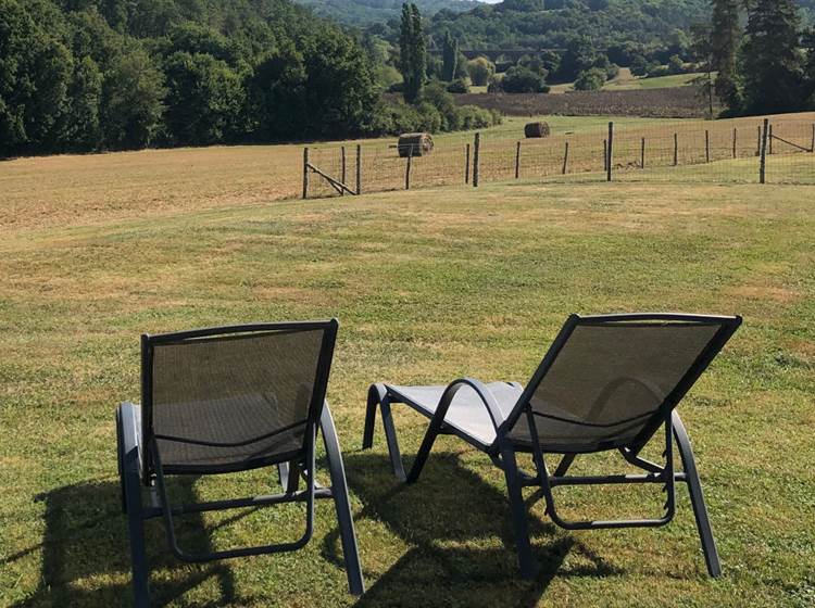 DOMAINE DU CHAMP DE L'HOSTE - chambres d'hôtes à Larzac 24170 - Dordogne - location suite côté pré - location maison de vacances - suite de charme - terrasse et vue -