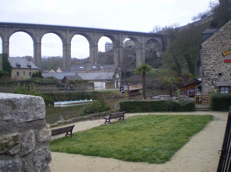 Le viaduc sous lequel se trouve un grand parking