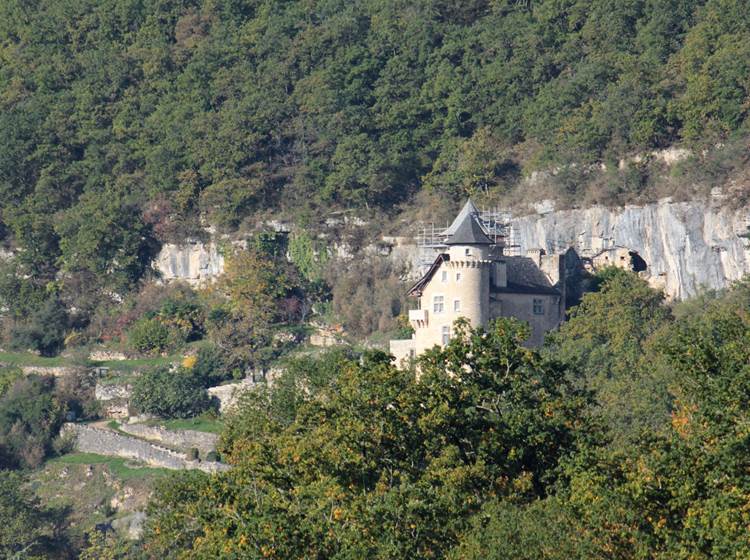 Le chateau de Larroque-Toirac vu depuis le Broual