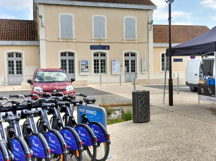 La gare TER de Chateauneuf avec ses vélos en location