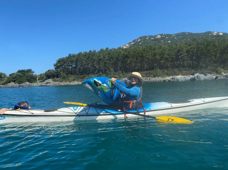 Abbartello Corse vider un kayak en eau profonde