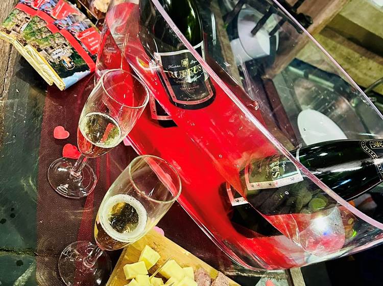 coupe de champagne pour la saint-valentin au château féodal de la roche-en-ardenne