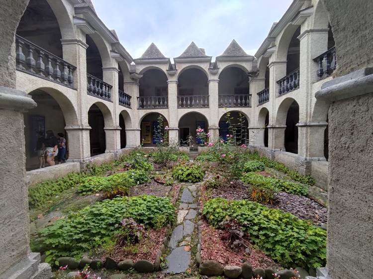 Le cloître de Sarrance dans les Pyrénées Béarnaises