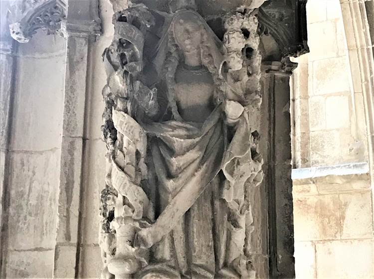 Cloître- Statue de la Vierge Marie