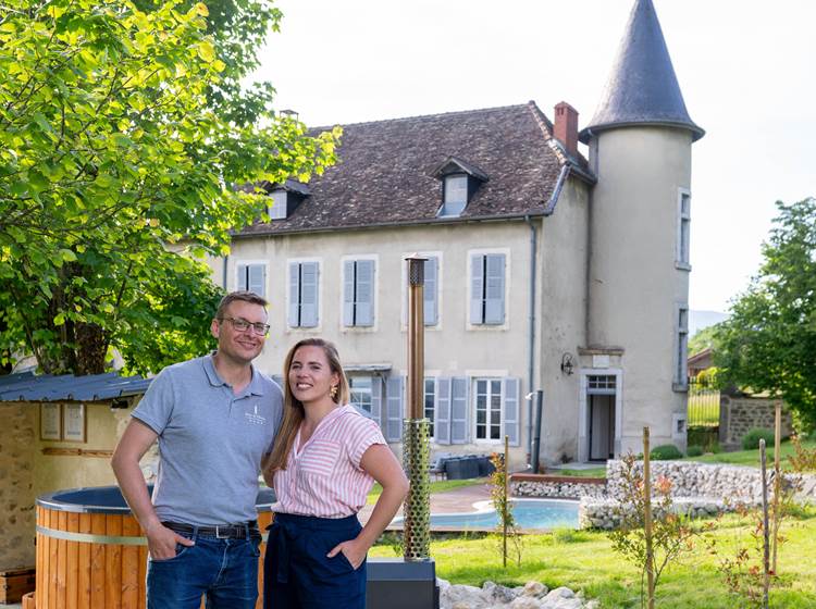 Delphine et Laurent La Batie, gérants du Manoir du Colombier, gite 4 étoiles dans l'Ain à 1h de Genève et Annecy