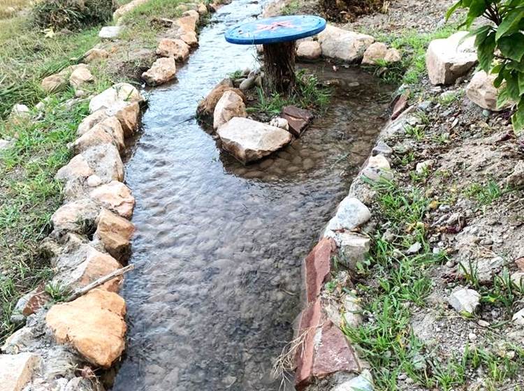 La seguia qui longe la piscine