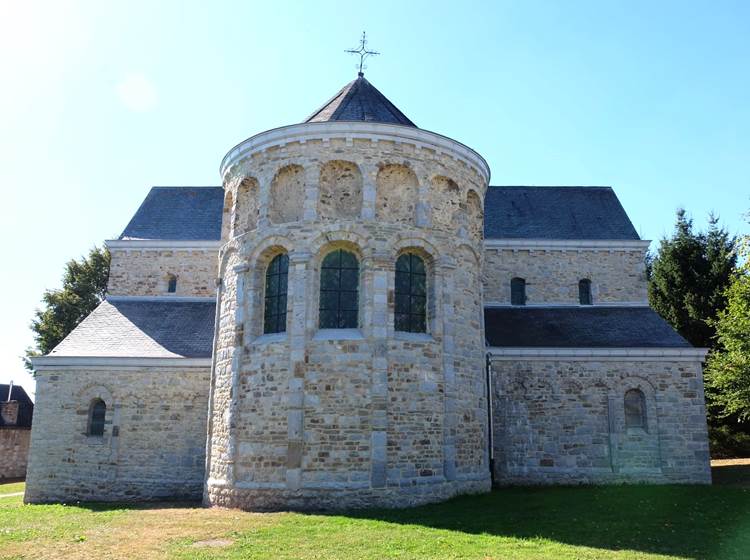 L'église St Pierre de Xhignesse jouxte le gîte
