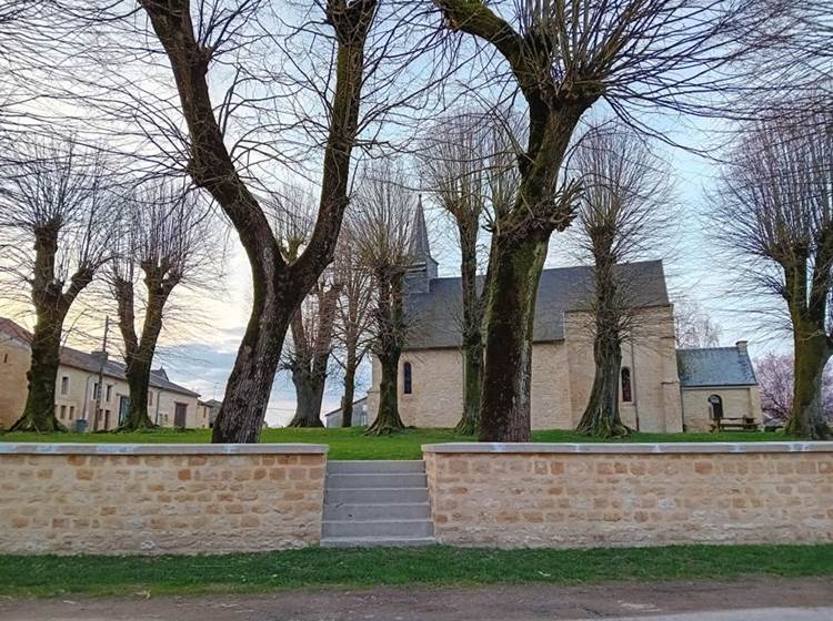 l'église de Bulson sur la place du village