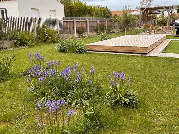 Un espace arboré autour de la piscine de Maison Ginette