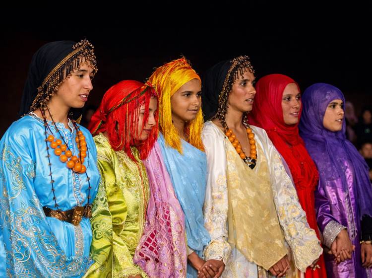 Jeunes femmes en tenues de fête pour un mariage traditionnel berbère