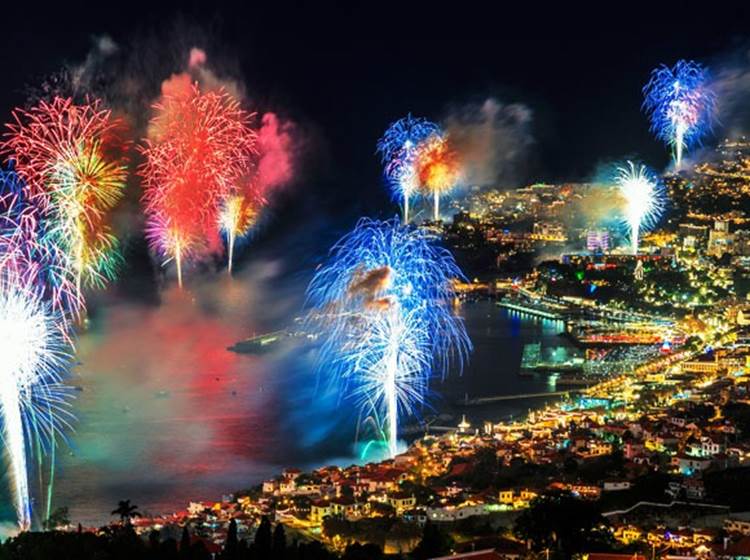 FEUX D'ARTIFICE SUR FUNCHAL MADERE