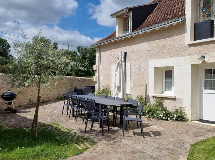 Terrasse pavee et dejeuner - Grange A Porteau du Domaine des Cyclamens