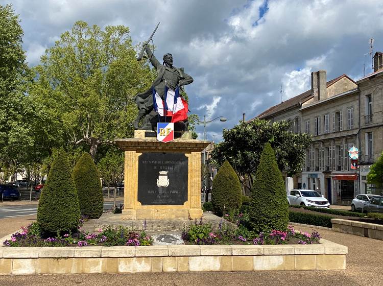 Monument-aux-morts-Bergerac-statue-centrale-ville-histoire