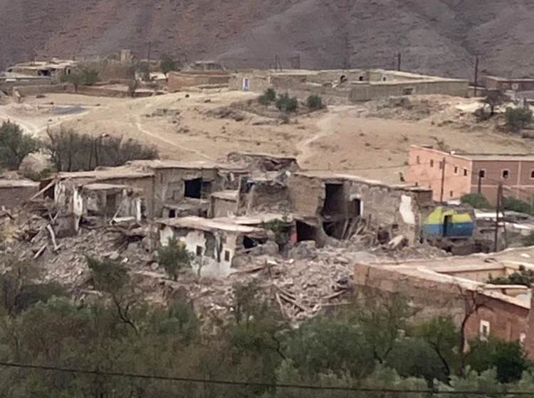 le Village d'Adissil, se compose de 270 maisons :  70 maisons complètement detruites, et 200 en tres mauvais état, forçant les habitants a dormir dehors