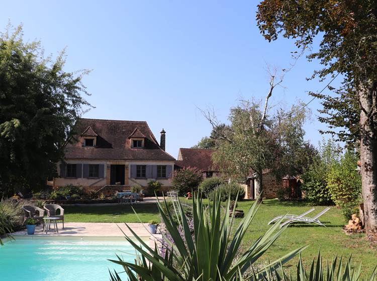 Les Charmes de Sarlat - Jardin vue maison et piscine 3