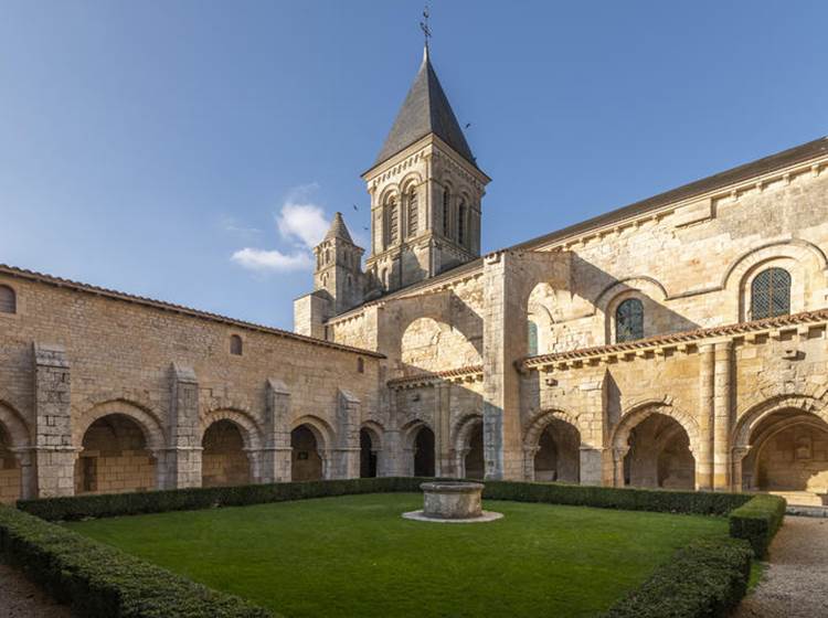 Abbaye de Nieul sur l'Autise - Copyright Julien Gazeux