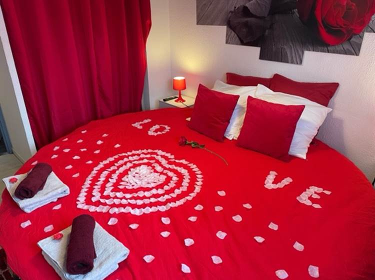 Lit rond avec décoration incluse