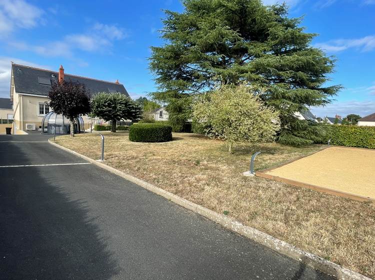 Allée de parking privé dans le jardin