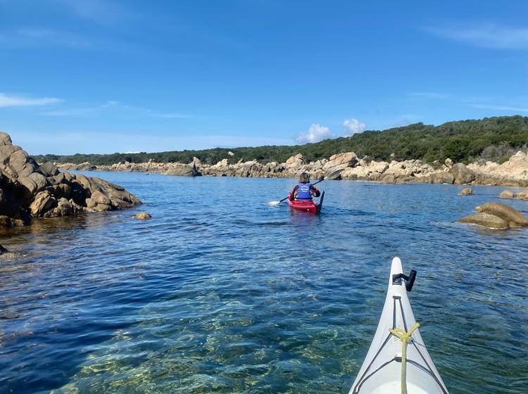 Abbartello kayak paddle Corse passage dans le granit