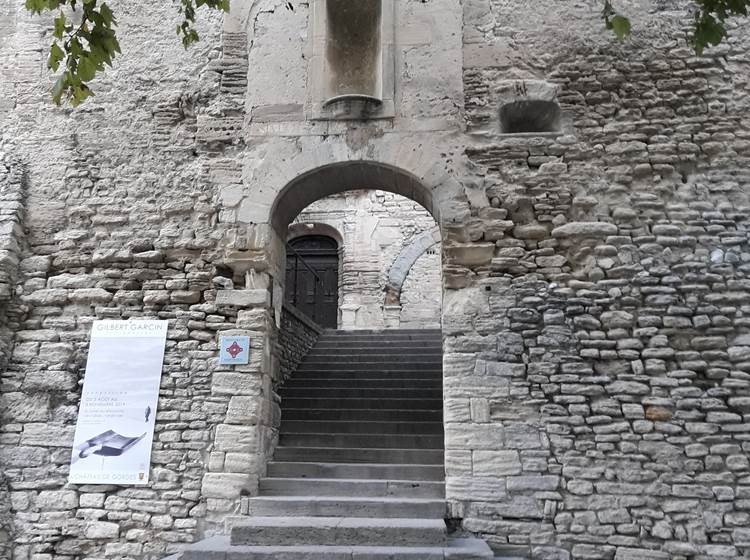 Entrée du chateau de Gordes dans la Provence chic, village perché du Luberon