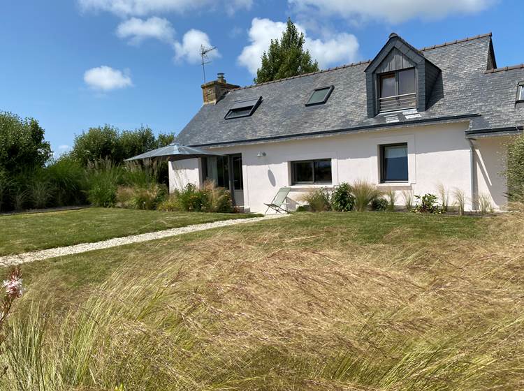 Façade sud et jardin ensoleillé
