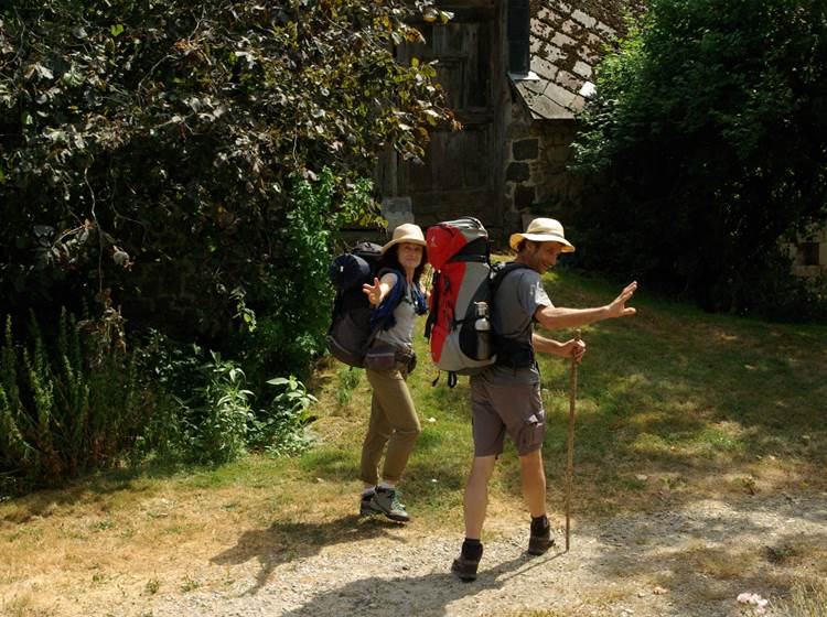 lLes maisons de Coline-départ des randonneurs de l'Itinérêve la Dordogne de villages en barrages