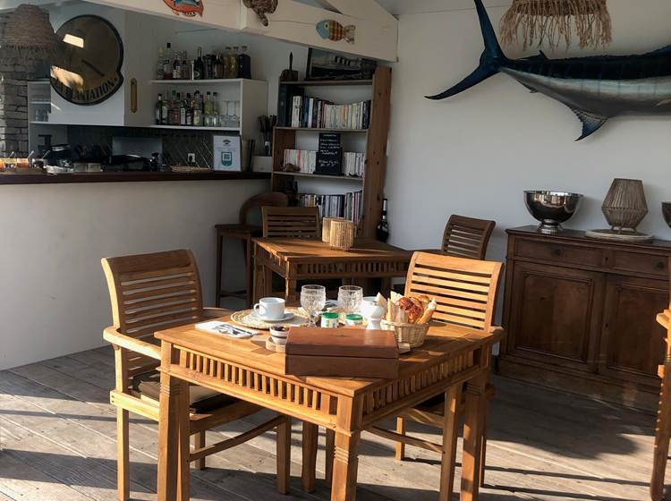 salle petit déjeuner au bord de la piscine