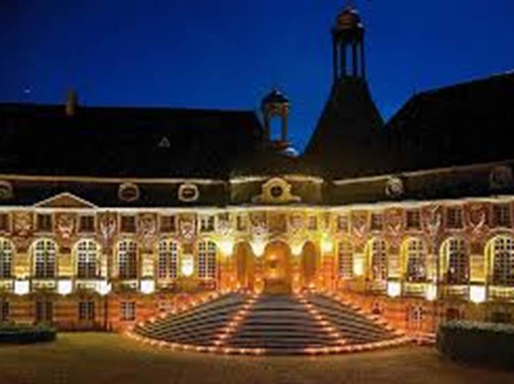 Le château de Saint-Fargeau (nocturne)