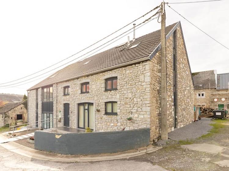 A l'arrière de la grande terrasse, une ancienne ferme habitée maintenant par un couple