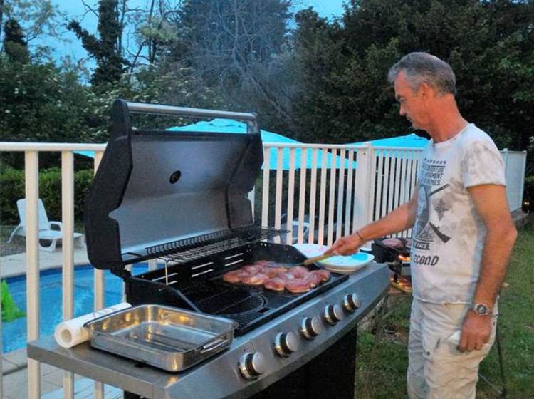 Eric au barbec sur la terrasse, magret de canard !