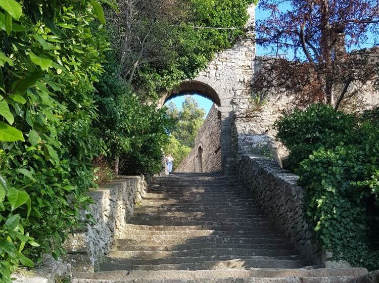 Bonnieux escaliers montée vers la chapelle au sommet du village