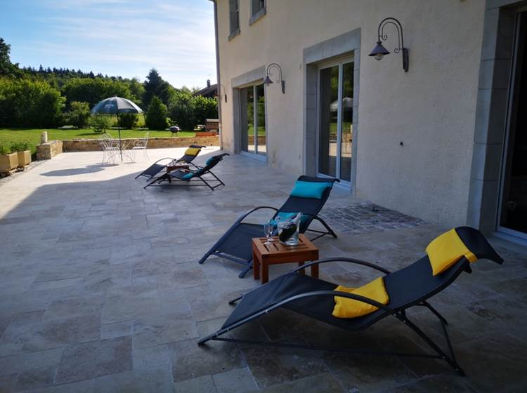 Baignées de lumière, nos terrasses ensoleillées sont l'endroit parfait pour prendre un bain de soleil,