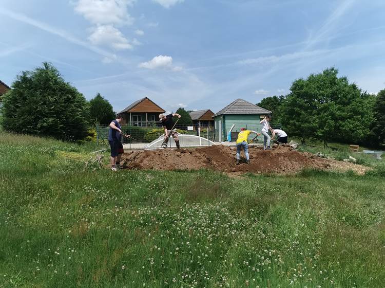 Préparation du sol du jardin des aromatiques des maisons de Coline