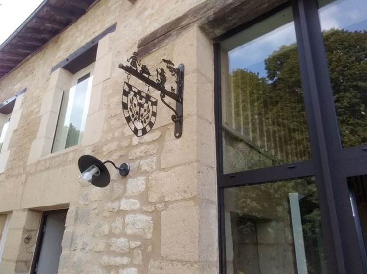 Notre enseigne (et notre logo) sur la façade du gîte Grain d'Orge et Cornouiller