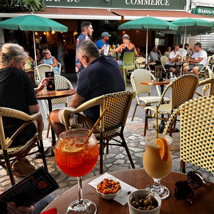 Finir la journée en buvant un verre au bar du commerce à St Pierre-photo-page