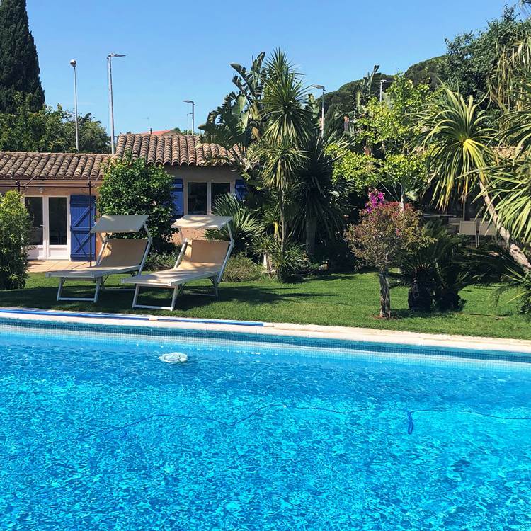 coin piscine maison bleue
