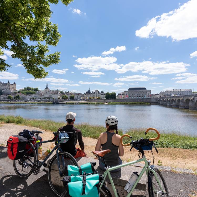 château de Saumur vue sur la Loire en Maine-et-Loire-photo-news