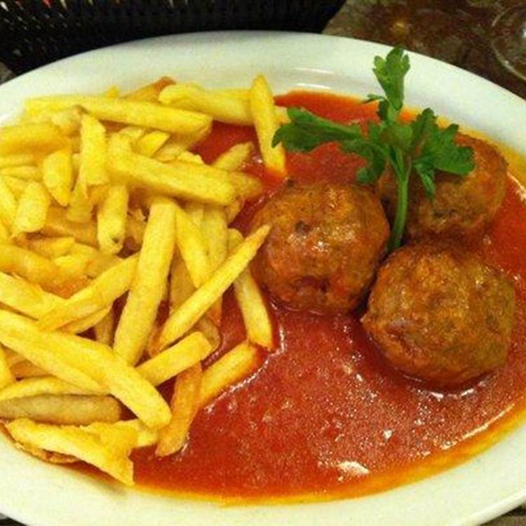 Boulettes sauces tomates ou liégeoise avec des frites