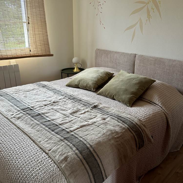 Vue du lit de la chambre " Fleur sauvage " de Maison Ginette à Oléron-photo-page