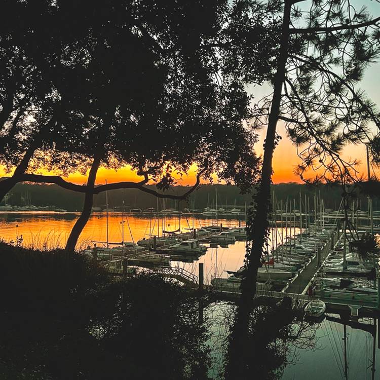 Coucher de soleil sur le Port de Plaisance de Bénodet au pied du Triplex-photo-page