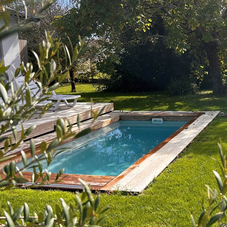 La piscine de Maison Ginette dans un environnement fleuri-photo-news